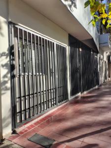 a gate on the side of a building at Moderno Estudio PB - Entrada Autónoma, Equipado y Cerca de Todo in Mendoza