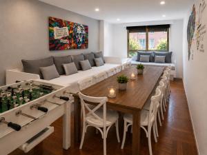 a living room with a table and a couch at La Casa de los Inventos in Burgos
