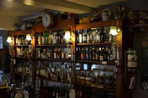 un bar con un montón de botellas de alcohol en The Clytha Arms en Abergavenny