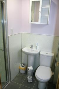Ένα μπάνιο στο Glenlochy Nevis Bridge Apartments