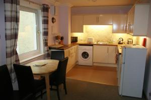Η κουζίνα ή μικρή κουζίνα στο Glenlochy Nevis Bridge Apartments +28 φωτογραφίες
