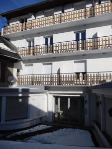 LE TOURISTIC Appartements的阳台或露台