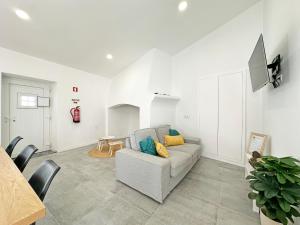 a living room with a couch and a table at Casa do Miradouro in São Bartolomeu do Outeiro