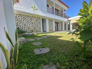 a garden in front of a building with a grass yard at Ngijeng Villa in Saba