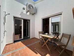 a dining room with a table and chairs on a balcony at Casa do Miradouro in São Bartolomeu do Outeiro