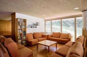 a living room with a couch and a table at Apartamento Duplex en La Molina in Alp