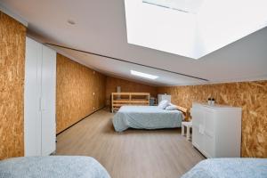 a bedroom with a bed and a skylight at Apartamento Duplex en La Molina in Alp