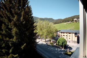 a view of a street with trees and a building at Apartamento Duplex en La Molina in Alp