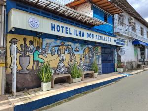 ein Gebäude mit einem Wandgemälde an der Seite in der Unterkunft Hotel Ilha dos Azulejos in São Luís