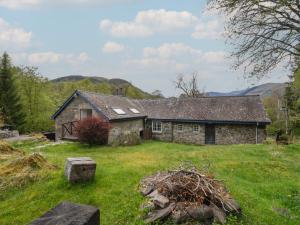 an old stone house in the middle of a field at Culearn Mill in Lochearnhead