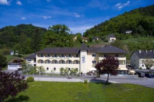 Nespecifikovaný výhled na hory nebo výhled na hory při pohledu z hotelu