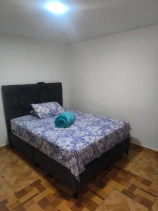 a bed with a blue pillow on it in a room at apartamento vacacional in Salento