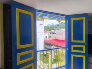 an open door with a view of a balcony at apartamento vacacional in Salento