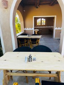 a table and chairs in a room with an archway at Happy Oasis Hotel in Siwa