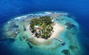 an island in the shape of a heart in the ocean at San blas Habitacion con comida incluida Icodub in Achoertupo