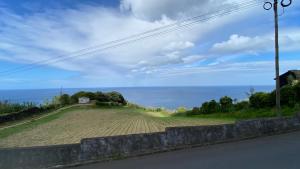 a field of crops with the ocean in the background at Angelic Sea View in Bretanha +37 photos