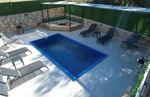 an overhead view of a swimming pool with chairs and a spa at Eylül Bungalow Kaş in Kaş