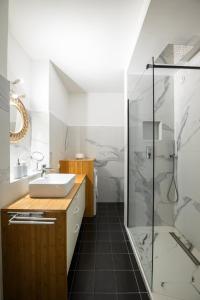 a bathroom with a sink and a shower at LE PALAIS Centre-Ville - Proche Mer Terrasse Wifi in Menton