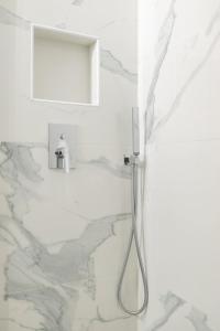 a bathroom with a shower with white marble walls at LE PALAIS Centre-Ville - Proche Mer Terrasse Wifi in Menton