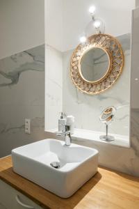 a bathroom with a white sink and a mirror at LE PALAIS Centre-Ville - Proche Mer Terrasse Wifi in Menton