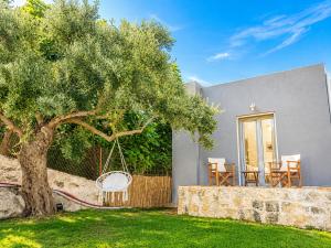 ein Haus mit einem Baum und einer Schaukel in der Unterkunft An Drea Between in Gerani