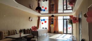 a living room with a table and balloons in a room at Nino in Kaspi