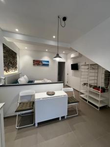 a room with a white desk and chairs in a room at La Perla Marina in Manarola