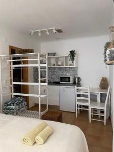 a bedroom with a bunk bed and a kitchen at Brisa de Milfontes in Vila Nova de Milfontes