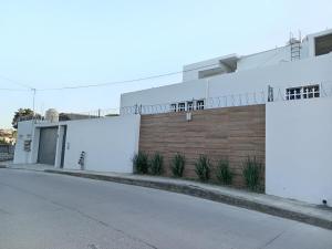 an empty street in front of a white building at Casa o departamento hermoso CHARLY in Tuxpan de Rodríguez Cano +5 photos