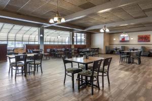 a dining room with tables and chairs in a restaurant at Best Western Woodhaven Inn in Woodhaven