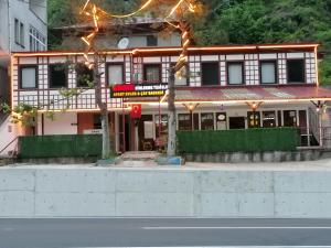 a building on the side of a road with a street at Erme Dinlenme Tesisleri in Dernekpazarı