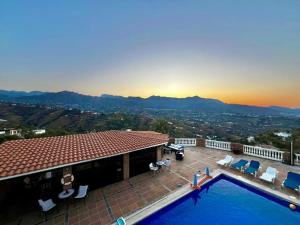 a villa with a swimming pool with a view of the mountains at Natura Escapade in Torrox