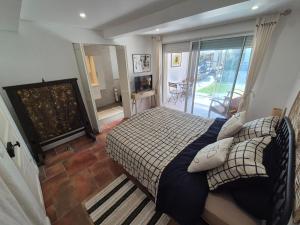 a bedroom with a bed and a view of a balcony at Le petit Riyade in Cambayrac