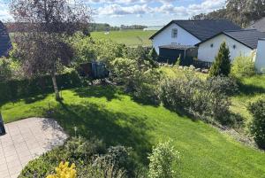 an aerial view of a backyard with a yard of plants at Ruhige Auszeit zu zweit - Ferienwohnungen auf Usedom für Radfahrer & Strandliebhaber in Loddin