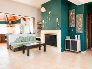 ein Wohnzimmer mit Sofa und Kamin in der Unterkunft An Drea Between in Gerani