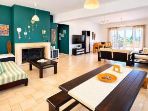 ein Wohnzimmer voller Möbel und einem Kamin in der Unterkunft An Drea Between in Gerani