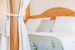 Hotel Frohnatur房間的床