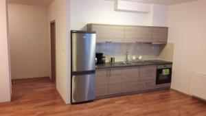 een keuken met een roestvrijstalen koelkast in een kamer bij Modern city center apartment with private parking in Martin