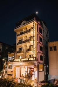 a building with a sign that reads doors luxury villa at Doris Luxury Hotel in Hanoi
