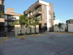 un gran aparcamiento frente a un edificio en Hotel Único Plaza, en Villavicencio