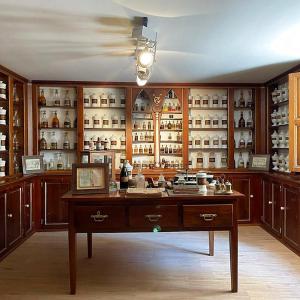 a large room with a table and a lot of shelves at Casa rural en Buendía -la Galera con 4 dormitorios in Buendía