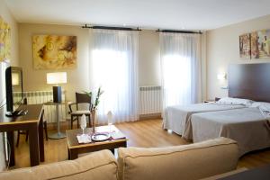 Postel nebo postele na pokoji v ubytování SNÖ Hotel Ciudad de Sabiñánigo + 26 fotografií