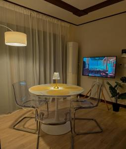 a table and chairs in a living room with a tv at Jian Stay Bora in Sin'gal