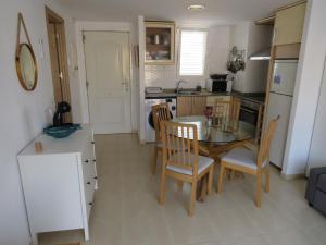 a kitchen and dining room with a table and chairs at Apartamento Tres Ce in Alcossebre