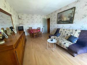 a living room with a couch and a table at Appartement Mona Lisa in Ris-Orangis