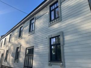 a building with windows on the side of it at An apartment by the Emajõgi River in Tartu