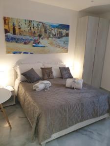 a bedroom with a bed with two stuffed animals on it at L'Approdo di Re Ruggero in Cefalù
