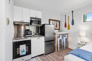 a kitchen with a refrigerator and a stove top oven at Assateague Inn 100-2R in Chincoteague