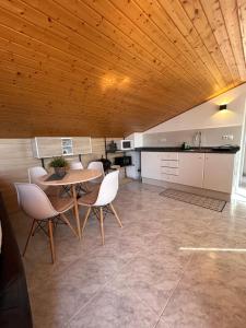 a kitchen and dining room with a table and chairs at Apartament Villa Luisa in Can Trabal