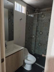 a bathroom with a toilet and a sink and a shower at apartamento vacacional red 1 in Salento
